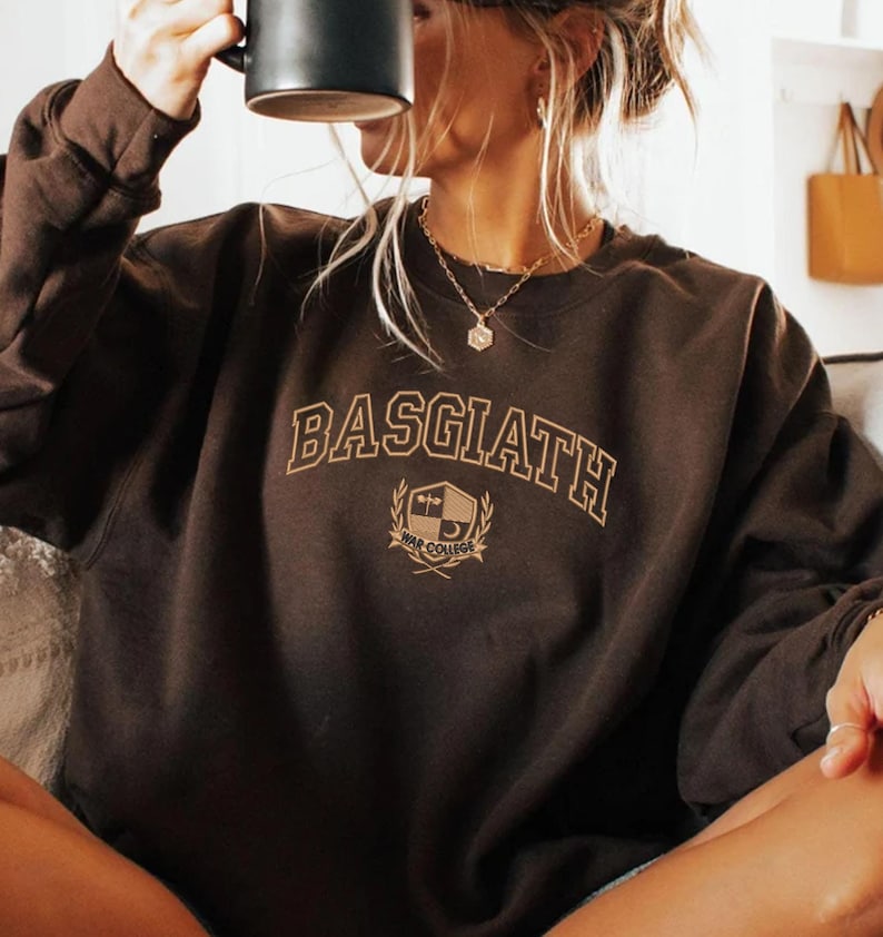 EMBROIDERED Vintage Basgiath War College, Comfort Colors Fourth Wing Sweatshirt, Violet Sorrengail, Riorson, Fantasy Book Dragon afbeelding 7