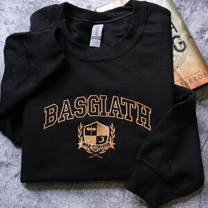 EMBROIDERED Vintage Basgiath War College, Comfort Colors Fourth Wing Sweatshirt, Violet Sorrengail, Riorson, Fantasy Book Dragon afbeelding 6
