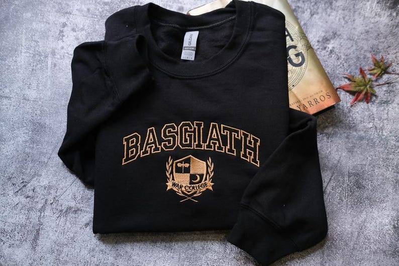 EMBROIDERED Vintage Basgiath War College, Comfort Colors Fourth Wing Sweatshirt, Violet Sorrengail, Riorson, Fantasy Book Dragon afbeelding 6