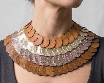 Collar llamativo hecho a mano de cuero genuino de oveja, collar babero de cuero estilo boho, collar de capas, joyería artesanal, regalo para mujer.