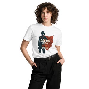 Maglietta unisex premium Doctor by Day Hero by Night - Regalo per studenti di medicina, maglietta per operatori sanitari, regalo per infermieri, regalo per assistenti medici