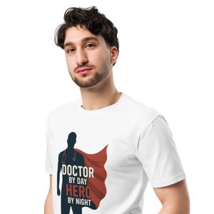 Maglietta unisex premium Doctor by Day Hero by Night - Regalo per medici, infermieri ed eroi sanitari, regalo per assistenti medici