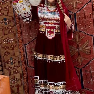 Vestido Kuchi Afegão Borgonha Profundo – Traje Tradicional Feito à Mão com Moedas, Bordado e Adereço de Cabeça