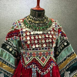 Vestido tradicional afegão Kuchi feito à mão com bordados em espelho e moedas – Traje étnico para festival Boho