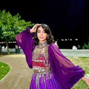 Vestido Afegão Elegante | Vestido Afegão Roxo Tradicional Feito à Mão com Chadar | Bordado Kuchi e Trabalho em Espelho