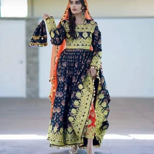 Elegante vestido afegão Kuchi – Traje tradicional preto e dourado com dupatta laranja e bordado à mão
