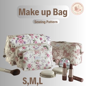 Può includere: Borse per il trucco con stampa floreale, disponibili nelle taglie S, M e L, con un modello di cucito abbinato. Le borse presentano uno sfondo bianco con rose rosa e viola. L'immagine include anche pennelli per il trucco e rossetti.