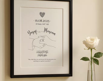 Peut inclure: Impression d'art de mariage encadrée dans un cadre noir, avec un dessin au trait de mains jointes et les noms "Yusuf & Mariam". L'impression comprend un symbole de cœur et une date. Une rose blanche dans un vase en verre est sur la table.