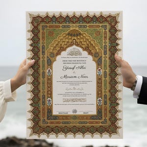 Pode incluir: Um certificado de casamento decorativo, segurado por duas pessoas. O certificado apresenta padrões dourados, verdes e castanhos ornamentados com caligrafia árabe e os nomes Yusuf Alvi & Mariam Noor. O fundo é uma vista desfocada do oceano.