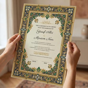 Op de afbeelding: Een decoratief huwelijkscertificaat met sierlijke gouden, blauwe en groene randen. Het document bevat de namen "Yusuf Alvi" en "Mariam Noor" in elegant schrift, met Arabische tekst bovenaan. Het certificaat wordt door een persoon vastgehouden.