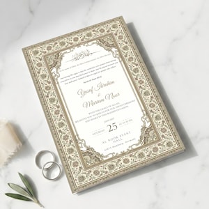 Op de afbeelding: Een sierlijke huwelijksuitnodiging met een crème- en gouden bloemenrand. De uitnodiging bevat de namen Yusuf Ibrahim en Mariam Noor, samen met de datum en tijd van de ceremonie. Twee zilveren ringen en een takje groen liggen ernaast.