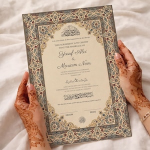 Puede incluir: Un certificado de matrimonio con un borde floral adornado en beige, azul y rojo. El documento presenta los nombres de Yusuf Alvi y Mariam Noor, con texto en inglés y árabe. El certificado es sostenido por manos con henna.