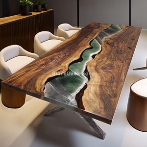 Pode incluir: Uma mesa de jantar retangular de madeira com um design semelhante a um rio. A mesa apresenta um grão de madeira castanho escuro com um canal central preenchido com um material verde translúcido. A mesa é suportada por uma base de metal prateado.