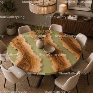Könnte beinhalten: Ein runder Esstisch mit einzigartigem Design. Der Tisch hat eine hellgrüne Epoxidharzmitte mit Holzmaserung. Er ist von acht beige gepolsterten Stühlen umgeben. Der Tisch hat einen Durchmesser von etwa 152 cm.