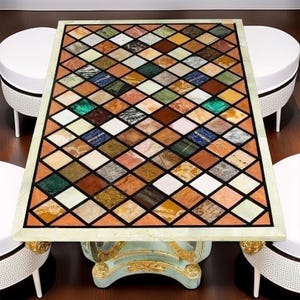 Könnte beinhalten: Ein rechteckiger Couchtisch mit einer Mosaikplatte aus verschiedenfarbigen Steinfliesen, die in einem Rautenmuster angeordnet sind. Der Tisch hat einen hellblauen Sockel mit goldenen Akzenten und ist von weißen Hockern umgeben.