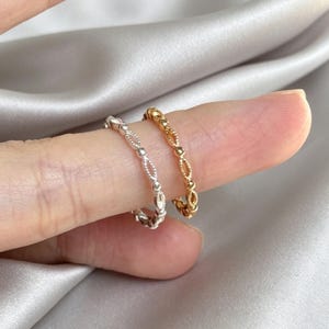 Anillo de oro con cadena de lino vintage, banda con delicada textura de encaje calado, anillo fino minimalista apilable, joyería delicada para el dedo índice, regalo para ella.