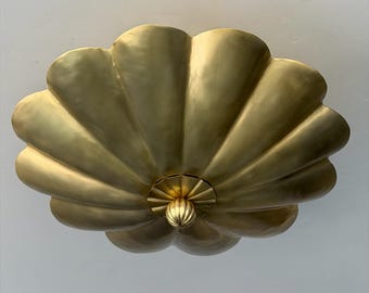 Lámpara de techo empotrada con forma de flor de latón y remate festoneado grande.