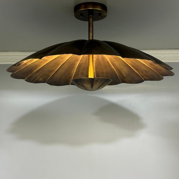 Półpłaska lampa sufitowa | Lampa w stylu vintage z kwiatowym wzorem | Ręcznie robiona lampa w kształcie muszli z antycznego mosiądzu