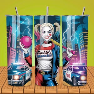 Puede incluir: Juego de tres vasos de acero inoxidable con un diseño de cómic. El diseño incluye un personaje con coletas, un bate de béisbol y el texto "Daddy's Monster". El fondo muestra paisajes urbanos y coches de policía.