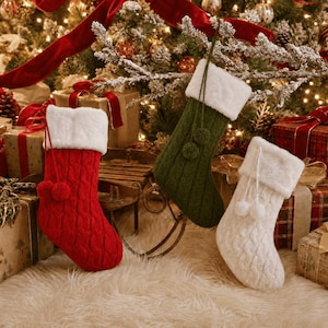 Calcetín navideño personalizado de punto trenzado, decoración familiar en rojo, verde y blanco.