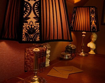 Paar antike Messinglampen – Dunkle Boudoir-Lampen im Stil der Academia – Lampenschirme aus Satin und Spitze – Unikat