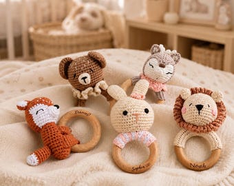 Personlig babyskallra, bitleksak i trä med namn, handgjord virkad babyshowerpresent, födelsedagsminnessak, miljövänlig babypresent