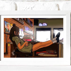 Puede incluir: Impresión artística enmarcada de una persona relajándose con los pies en un escritorio. La persona lleva una camisa verde y zapatos negros. El letrero de neón en el fondo dice "No CDs". La habitación tiene una pared de ladrillo y un escritorio con una computadora.
