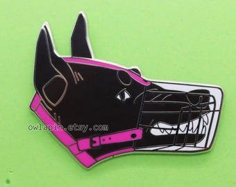 Pin esmaltado de perro con bozal