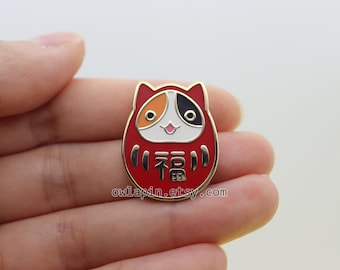 Pin esmaltado mini de muñeco Daruma de gato