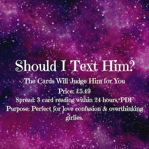 Pode incluir: Imagem digital com fundo de galáxia roxo e rosa. O texto "Should I Text Him?" é exibido em escrita branca. O texto adicional inclui "The Cards Will Judge Him for You" e detalhes sobre uma leitura de 3 cartas.