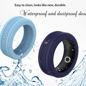 Peut inclure: Deux bagues, une bleu clair et une bleu marine, avec un design extérieur strié. Les bagues sont présentées sur un fond de gouttelettes d'eau. Le texte sur l'image indique : "Facile à nettoyer, comme neuf, durable. Conception étanche à l'eau et à la poussière."