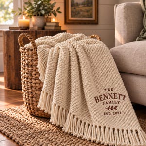 Personlig familjefilt, stickad filt med namn, broderad filt med familjenamn, mysig soffdekoration, personlig hempresent