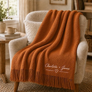 Gepersonaliseerde gebreide plaid met borduursel, deken met eigen naam, knusse deken met kwastjes, cadeau voor de familie, huwelijksjubileumcadeau, woondecoratie