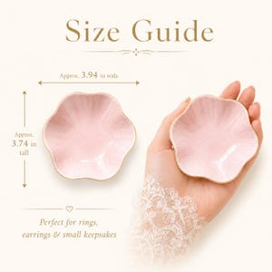 K&ouml;nnte beinhalten: Eine rosafarbene, bl&uuml;tenf&ouml;rmige Ablageschale mit goldenem Rand. Der Text lautet Size Guide, ca. 10 cm breit, ca. 9,5 cm hoch und Perfect for rings, earrings & small keepsakes. Die Schale ist von oben abgebildet und wird in einer Hand gehalten.