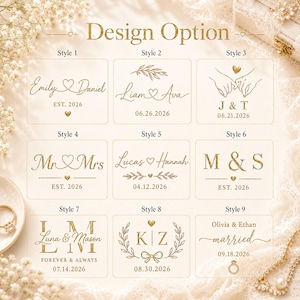 K&ouml;nnte beinhalten: Ein Raster aus neun goldfarbenen Hochzeitsdesign-Optionen, beschriftet von Style 1 bis Style 9. Jedes Quadrat zeigt eine einzigartige Typografie, Daten und dekorative Elemente wie Herzen, Bl&auml;tter und Ringe, die verschiedene personalisierte Textlayouts pr&auml;sentieren.