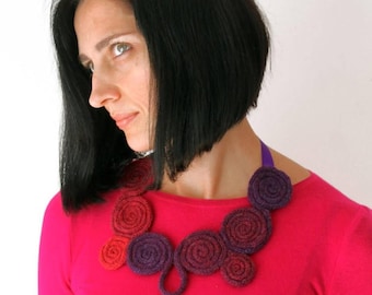 Collar en espiral color púrpura burdeos, joyería de arte textil, joyería textil llamativa hecha a mano.