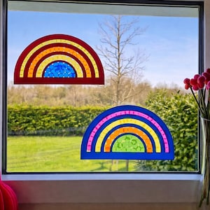 Könnte beinhalten: Ein Set aus drei Keramikbechern mit gesprenkelter, matter Oberfläche. Die Becher sind in den Farbtönen Creme, Hellgrau und Dunkelgrau gehalten. Jeder Becher hat ein schlichtes, minimalistisches Design, ideal für Kaffee oder Tee.