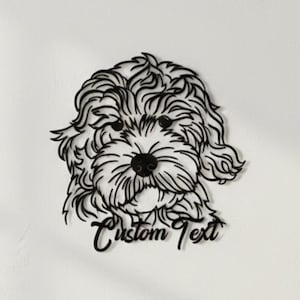 Puede incluir: Arte de pared de metal negro que representa una cabeza de perro estilizada con pelo rizado y el texto "Custom Text". Se ven la nariz y los ojos del perro. El arte está montado en una pared blanca.
