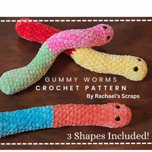 Puede incluir: Tres peluches de gusanos gomosos de crochet en diferentes colores y formas. Los gusanos son verde y rosa, amarillo, y azul y rojo. La imagen incluye el texto "Gummy Worms Crochet Pattern by Rachael's Scraps" y "3 Shapes Included!"
