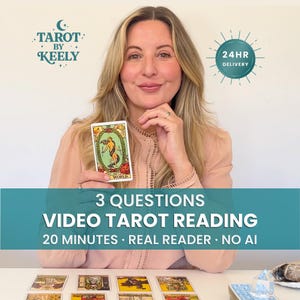 Może przedstawiać: Osoba o blond włosach w brzoskwiniowej bluzce trzyma kartę tarota Świat. Tekst: TAROT BY KEELY, 24HR DELIVERY, 3 QUESTIONS VIDEO TAROT READING, 20 MINUTES, REAL READER, NO AI. Na stole rozłożonych jest kilka kart tarota w różnych układach.