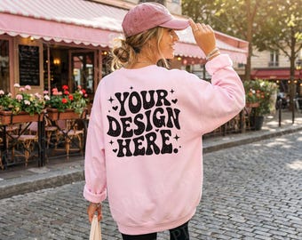 Gildan 18000 Hellrosa Sweatshirt Mockup, Rückendruck Rundhalsausschnitt, Street Cafe Lifestyle Foto, Übergroßes Pullover Bild | P.O.D