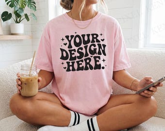 Maqueta de camisa Comfort Colors 1717 Blossom / Camiseta extragrande / Mujer sentada estilo de vida / Camiseta teñida en prenda / POD