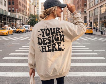 Gildan 18000 Sand Sweatshirt Mockup, Lifestyle Model Foto, Rückansicht der Stadtstraße, Streetwear-Bekleidung Mockup, POD Listing Bild