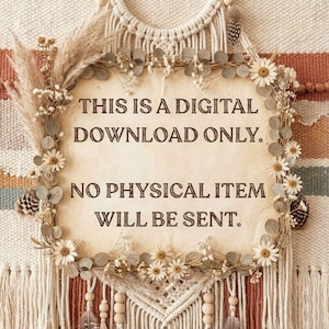 Puede incluir: Un letrero rectangular con el texto "THIS IS A DIGITAL DOWNLOAD ONLY. NO PHYSICAL ITEM WILL BE SENT." El letrero est&aacute; decorado con flores secas y vegetaci&oacute;n, y est&aacute; colgado de un tapiz de macram&eacute;.