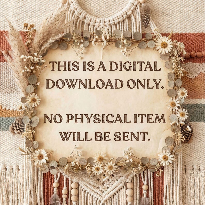 Puede incluir: Un letrero rectangular con el texto "THIS IS A DIGITAL DOWNLOAD ONLY. NO PHYSICAL ITEM WILL BE SENT." El letrero est&aacute; decorado con flores secas y vegetaci&oacute;n, y est&aacute; colgado de un tapiz de macram&eacute;.