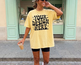 Maqueta de camiseta Comfort Colors 1717 Butter, foto de modelo de estilo de vida, escena de ropa urbana en tonos pastel, maqueta de camiseta para impresión bajo demanda, plantilla de atuendo de verano