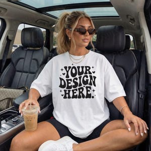 Maqueta de camiseta blanca Comfort Colors 1717, foto de modelo de estilo de vida, escena de interior de automóvil, ropa urbana de moda, maqueta de camiseta para impresión bajo demanda.