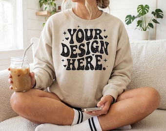 Gildan 18000 Sand-sweatermodel, lifestylemodelmodel, gezellige bankscène, neutrale ronde hals sjabloon, foto POD-verkoper, kledingmodel