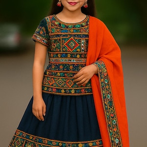 Traditionellt gujaratiskt broderat lehenga choliset för flickor – etniska kläder med dupatta