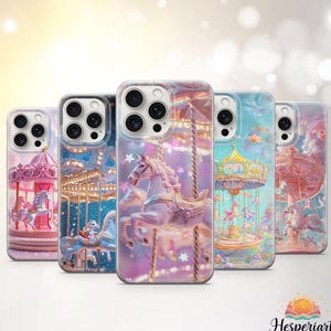 Pode incluir: Uma coleção de cinco capas de telemóvel com designs de carrossel. Cada capa apresenta uma cena de carrossel diferente com cores pastel, incluindo rosa, azul e dourado. As capas têm um acabamento brilhante e uma ilustração detalhada de cavalos e elementos decorativos.